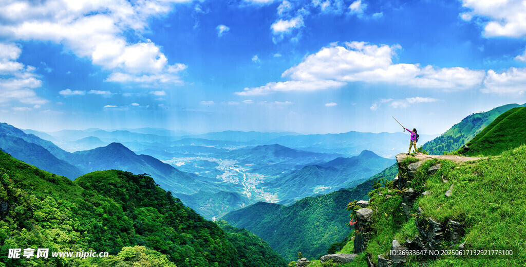 山巔觀景人壯美山河景