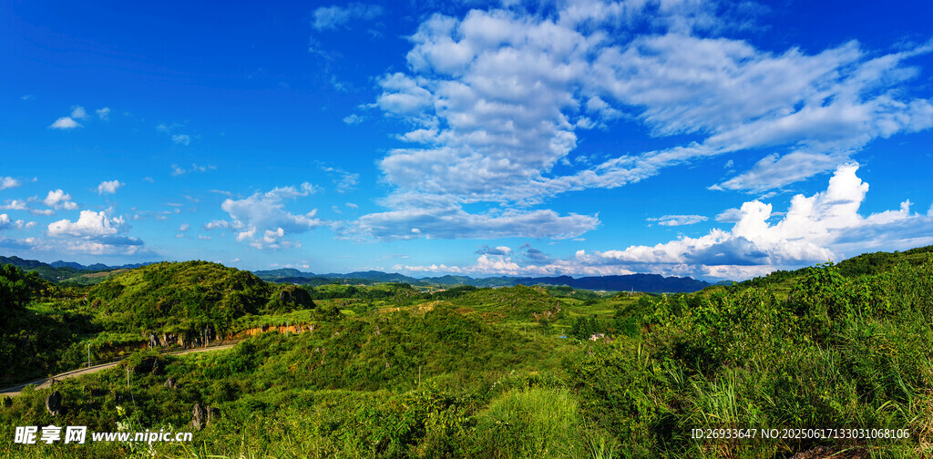 青山藍天美景