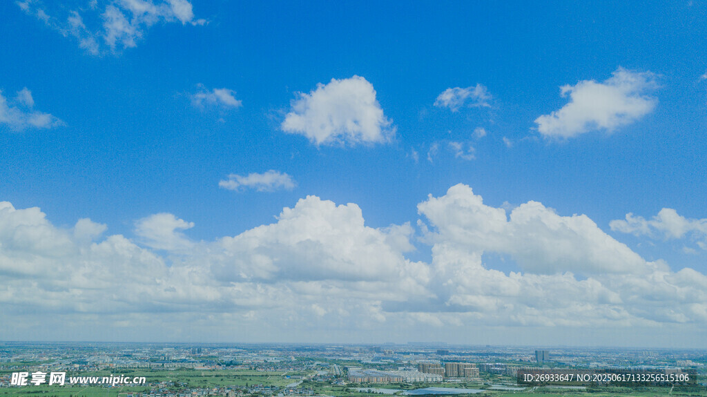 藍(lán)天白云下的開闊景致