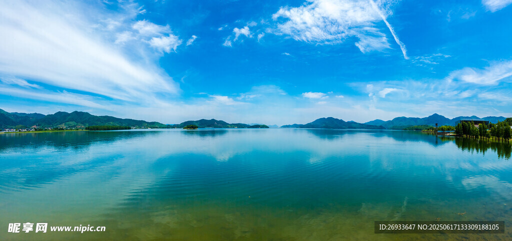 美麗湖景與藍天白云相映