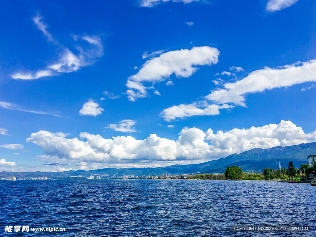 藍天碧水間的美麗湖景