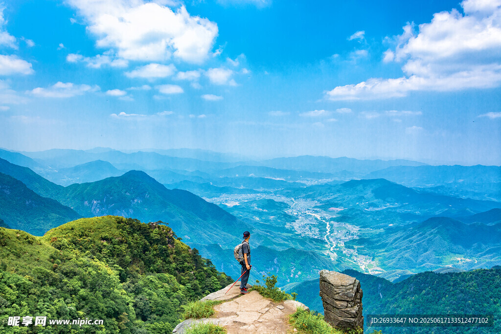 山頂旅人賞壯麗山川景色