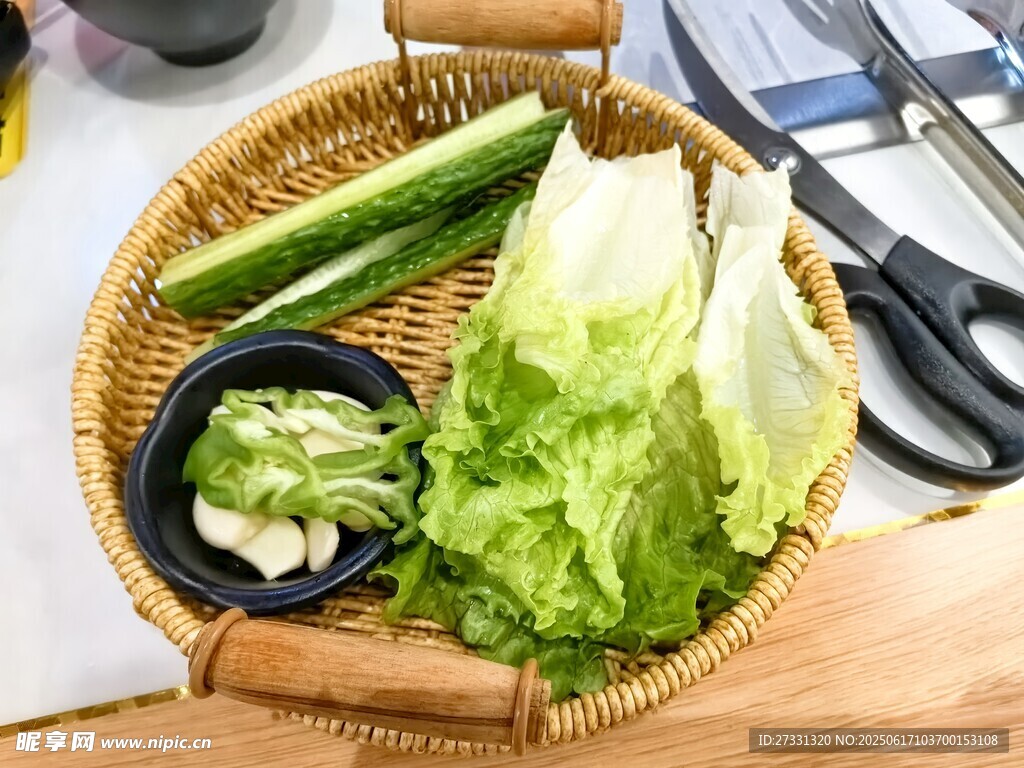 竹籃中的新鮮蔬菜