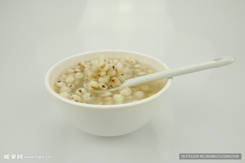 白色碗中裝著的營(yíng)養(yǎng)燕麥粥