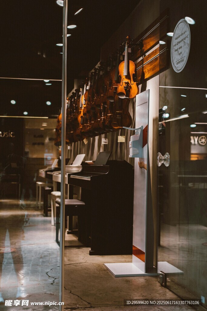夜晚街邊的店鋪櫥窗景象