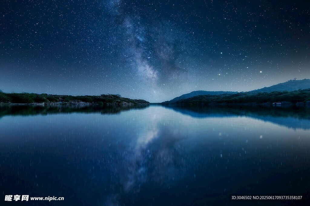 靜謐星空下的湖面倒影