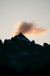 夕陽下的山巒與彩云