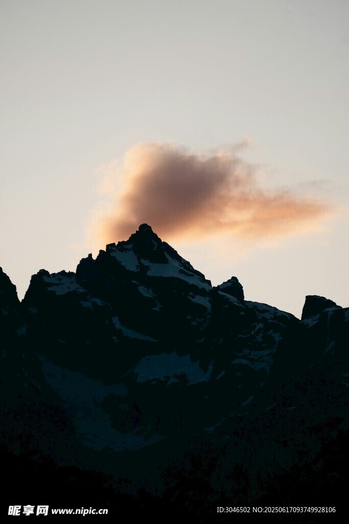 夕陽下的山巒與彩云