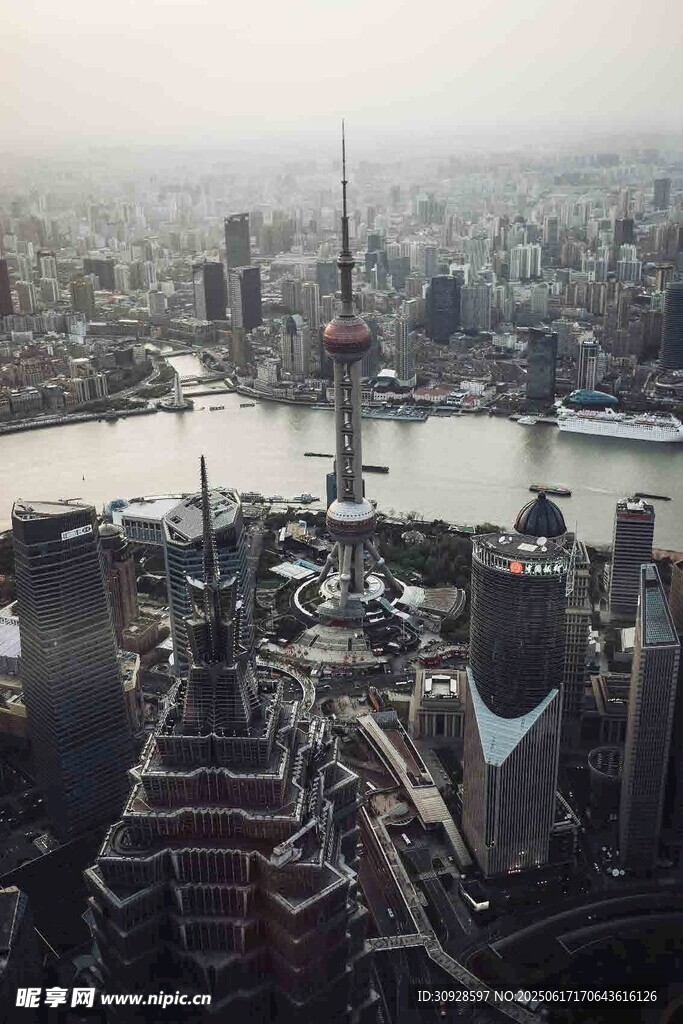 俯瞰城市與河流景觀