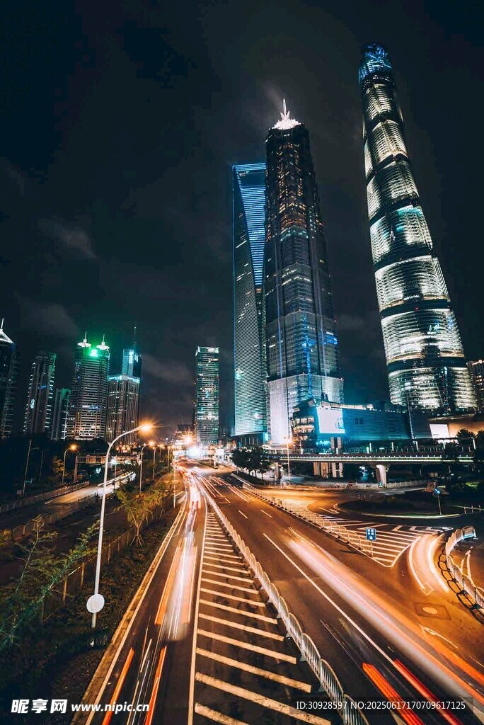 都市夜景中的車流與摩天樓