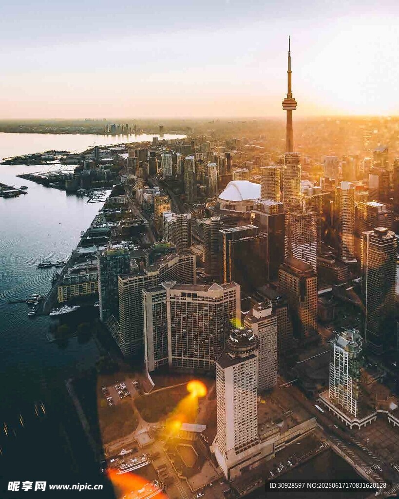 夕陽下的城市天際線美景