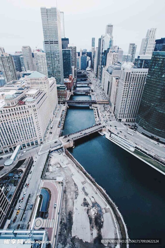 城市河畔高樓景觀