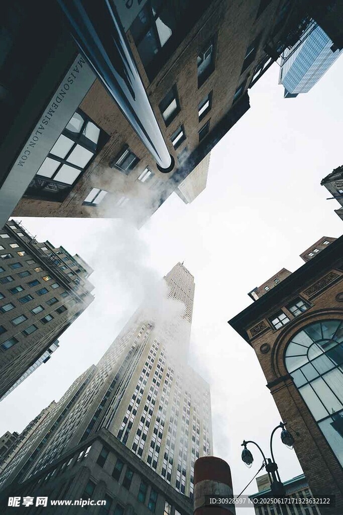 仰視城市高樓建筑景觀