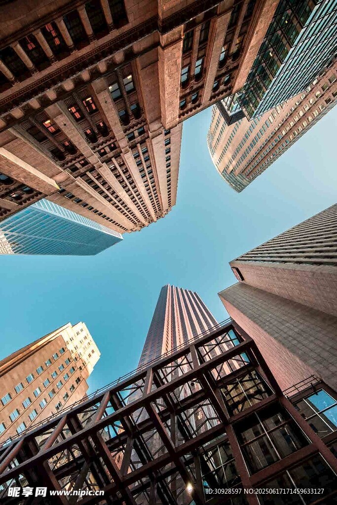 仰視城市高樓建筑群