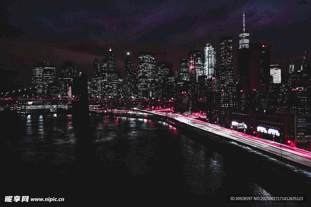 城市夜景中的絢爛車流