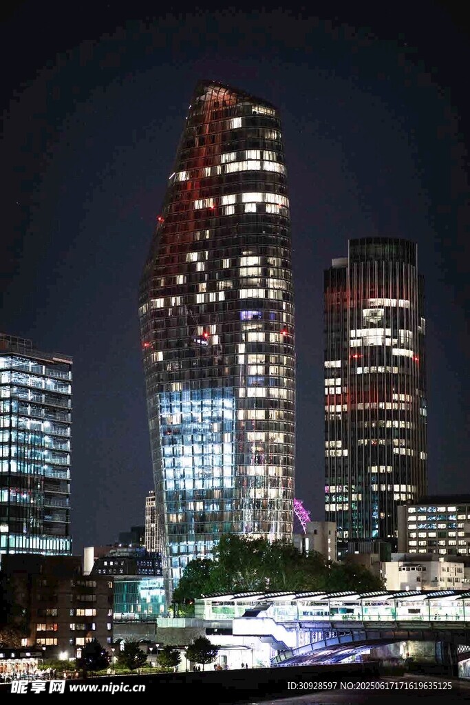城市璀璨夜景摩天大樓