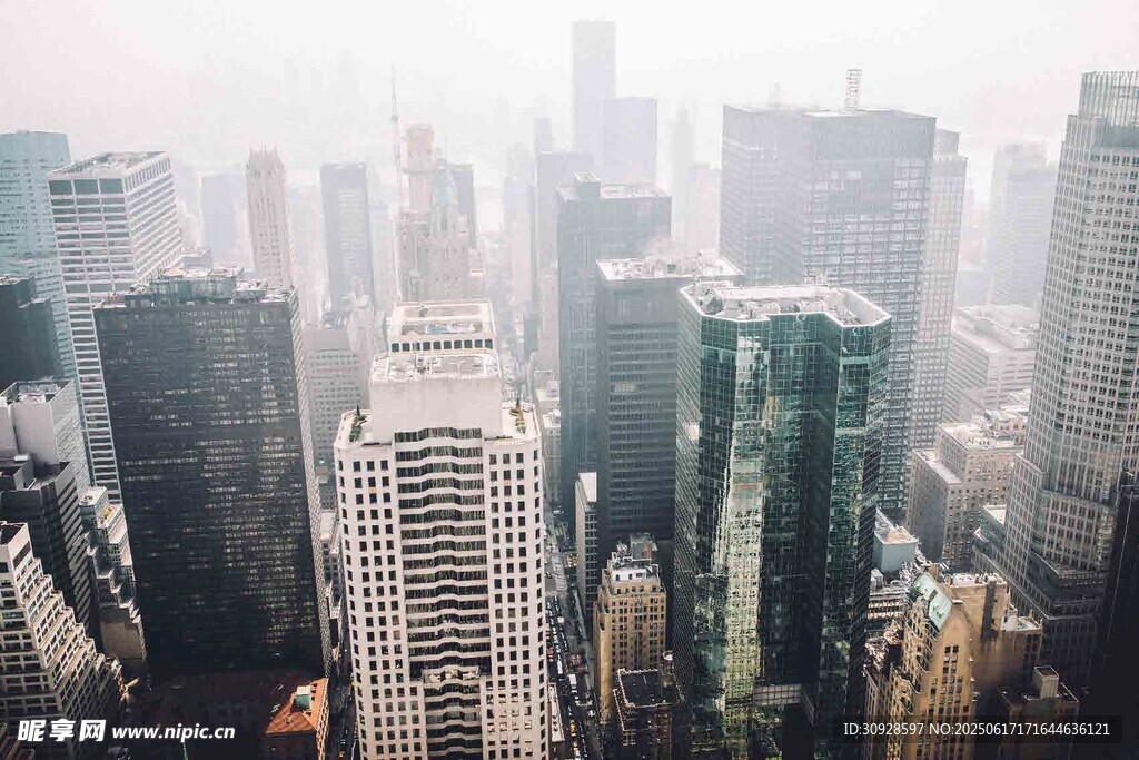 霧中都市高樓景觀