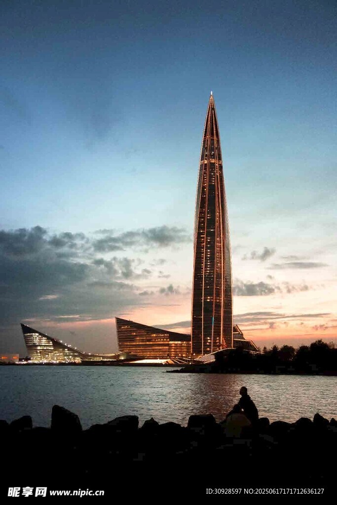 高聳摩天大樓夜景圖