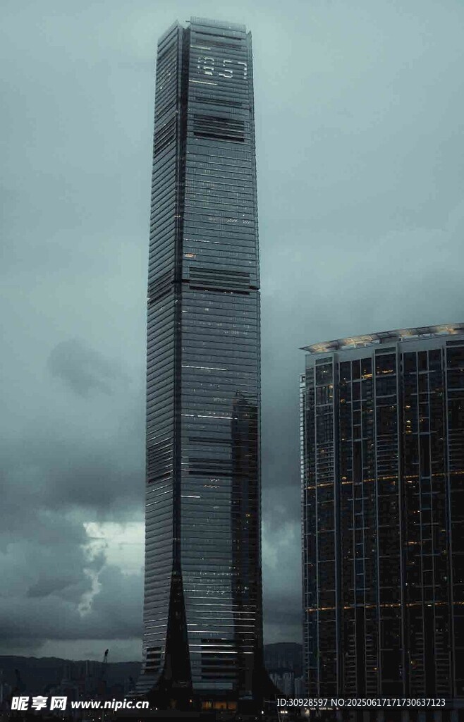 高聳摩天大樓與旁側建筑