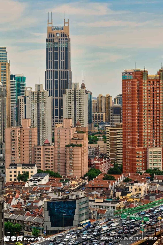 城市天際線與繁忙街道景觀