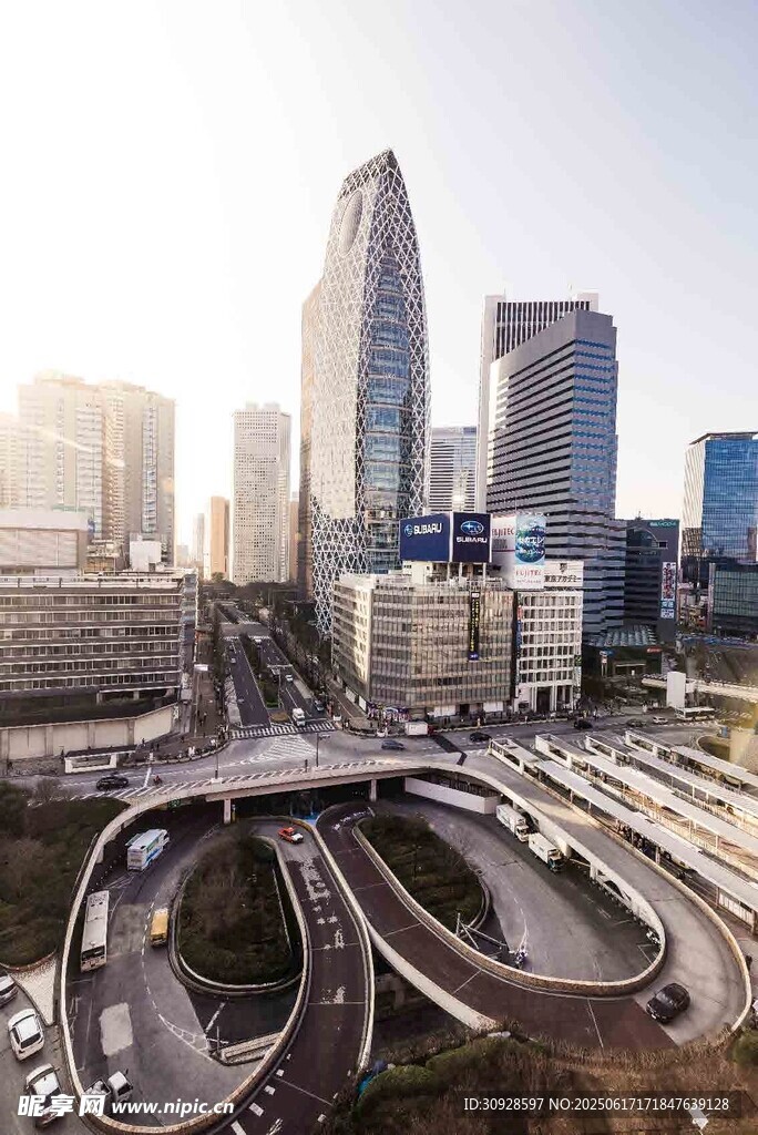 城市高架橋與摩天大樓景觀