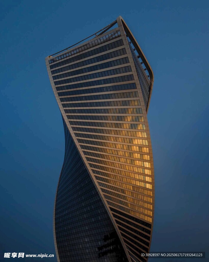 扭曲摩天大樓建筑外觀
