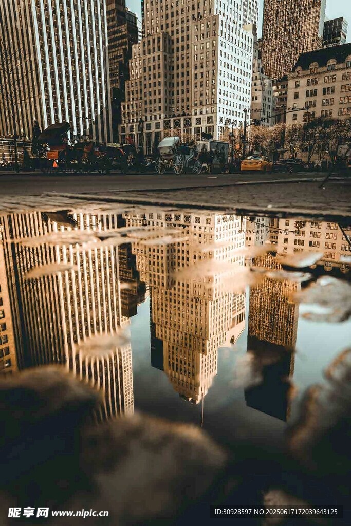 城市倒影中的建筑景觀