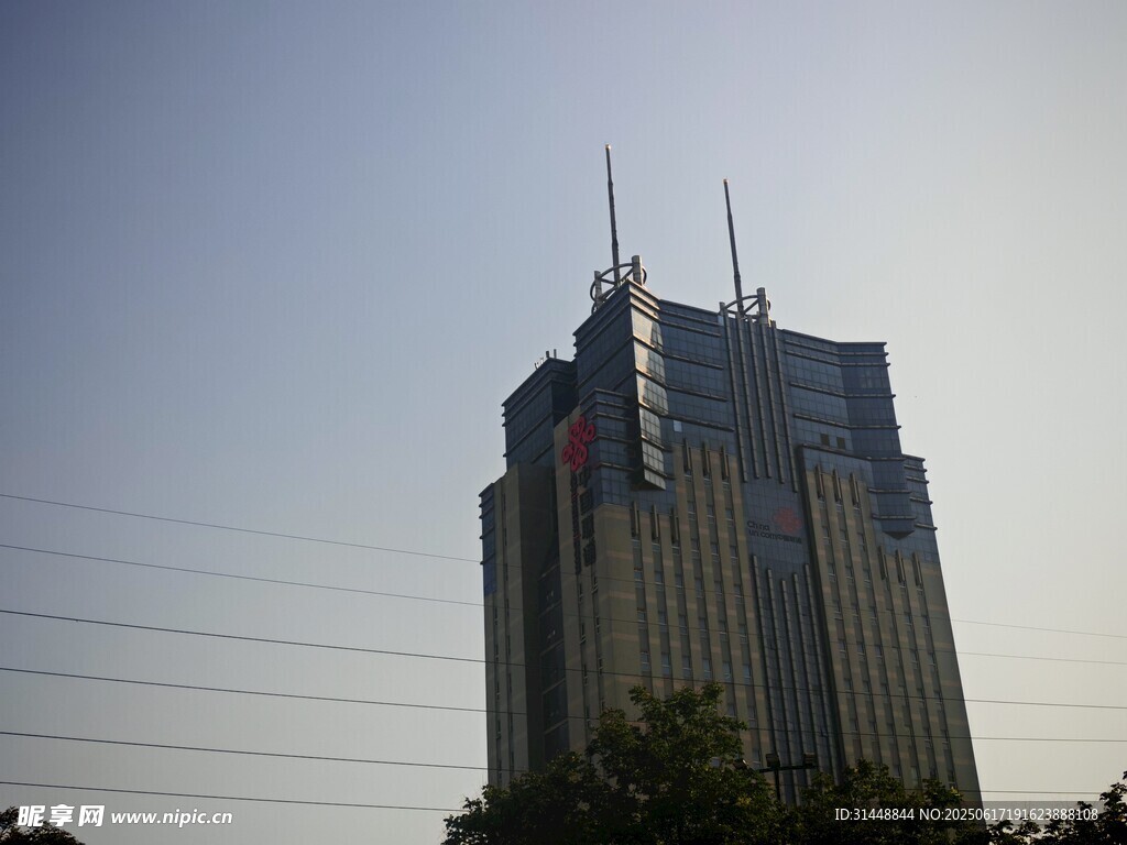 高聳入云的現(xiàn)代化摩天大樓