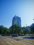城市街道旁的高樓景觀