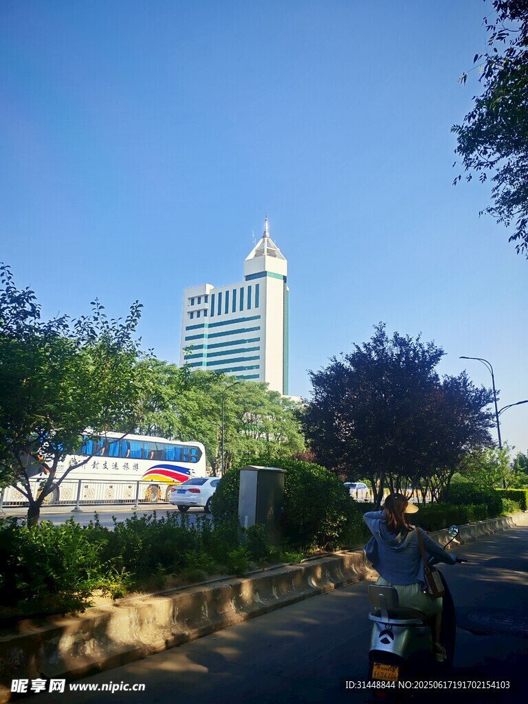城市道路旁的建筑景觀