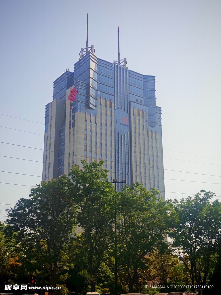城市高樓大廈與綠樹景觀