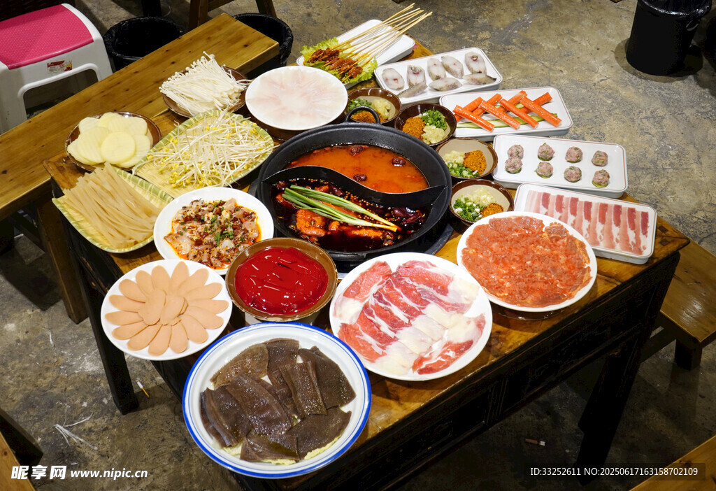 豐盛火鍋食材擺滿一桌