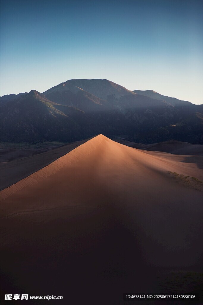 壯麗沙漠山丘景觀