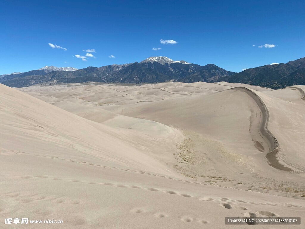 沙漠風光與遠處山巒