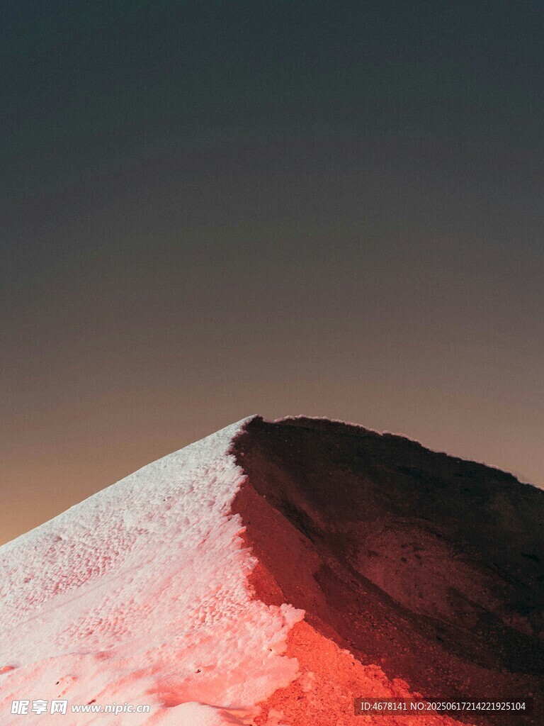 夕陽下的雪山壯麗景觀