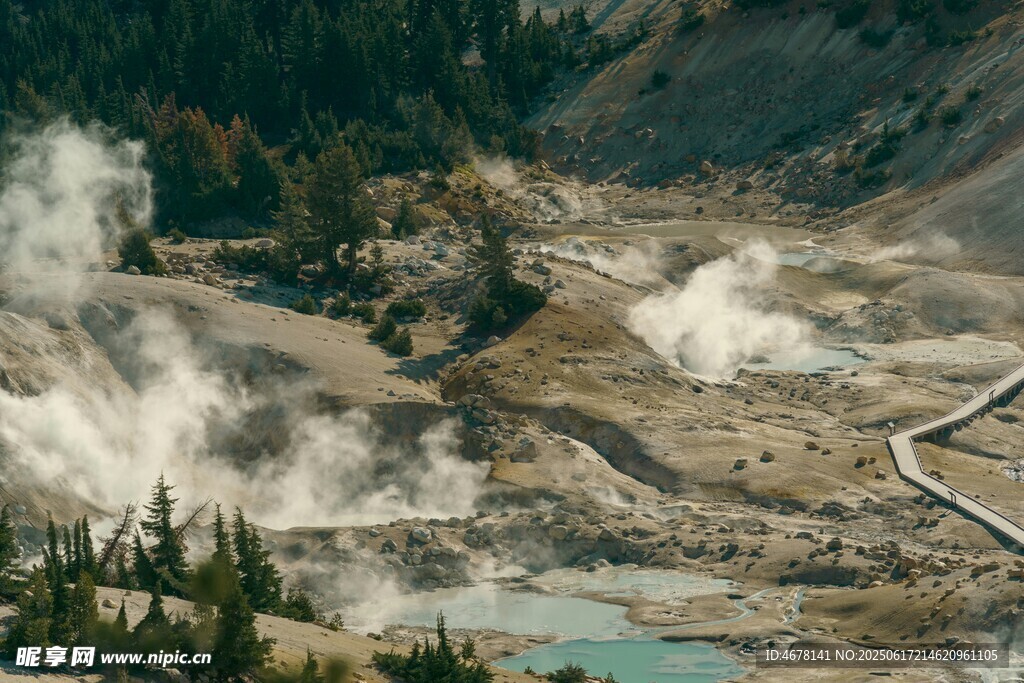 山間熱氣騰騰的地熱景觀