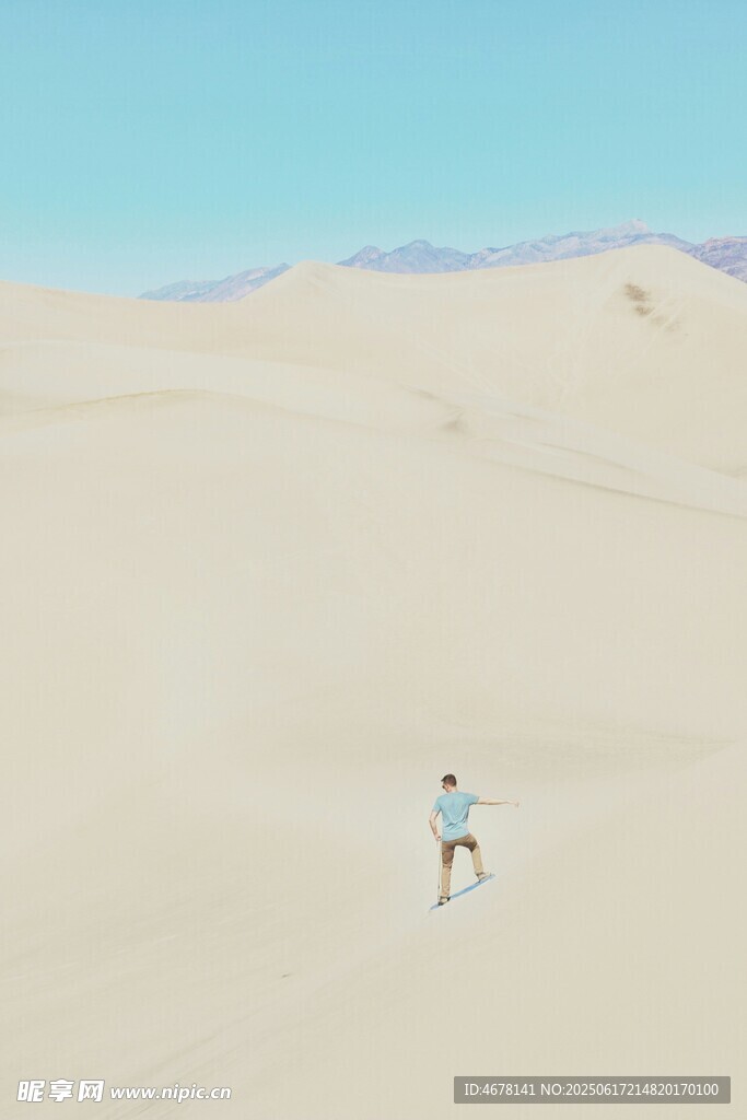 沙漠中獨(dú)行的身影