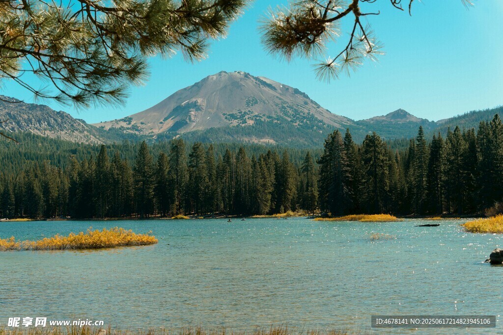 湖畔山林美景