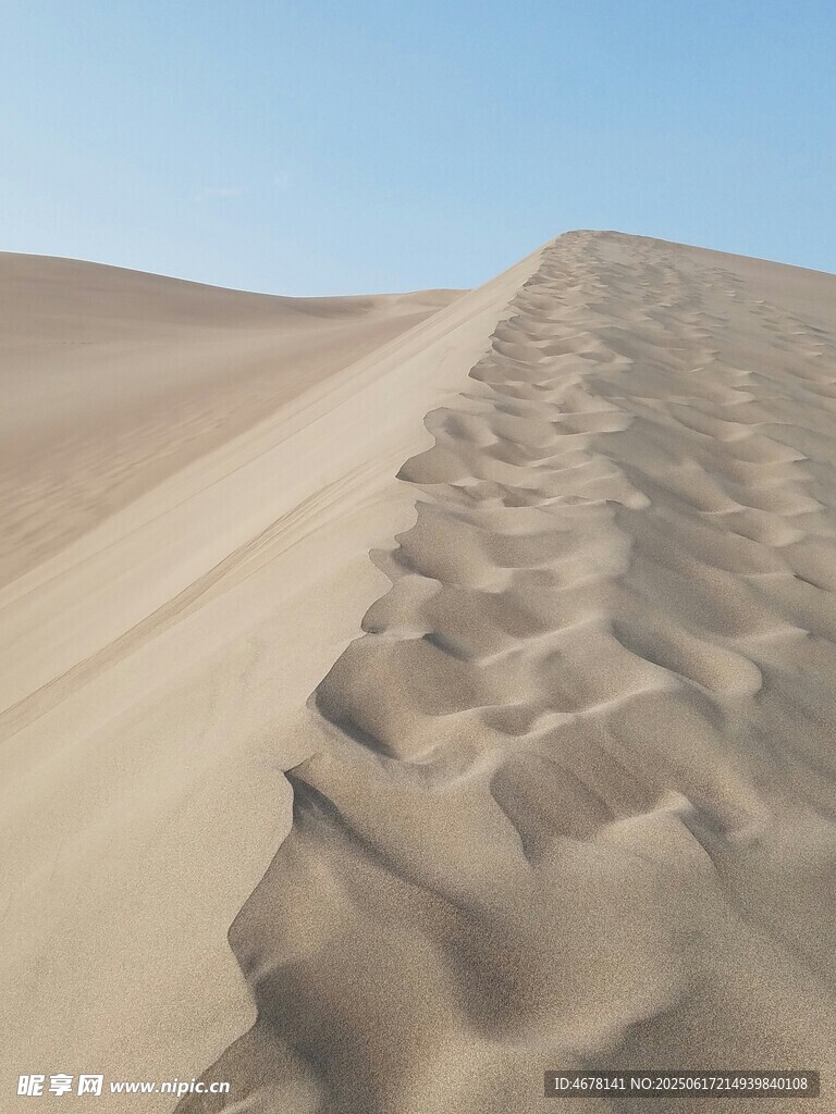 沙漠沙丘上的美麗腳印
