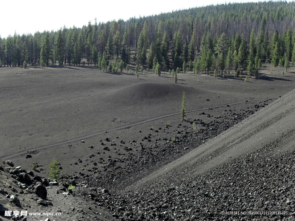 火山灰覆蓋的荒蕪地貌