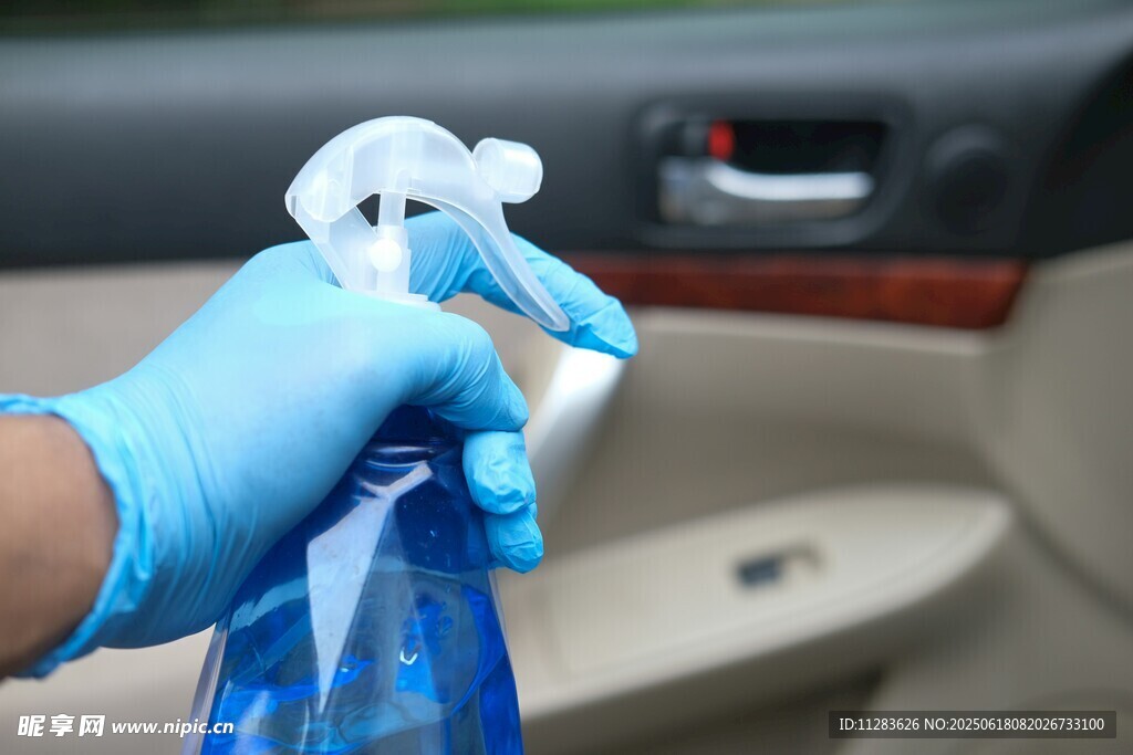 戴手套手持噴霧清潔汽車