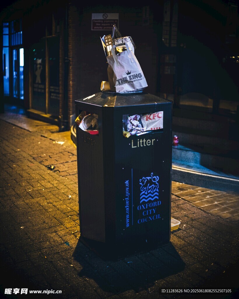 夜晚街邊的垃圾桶