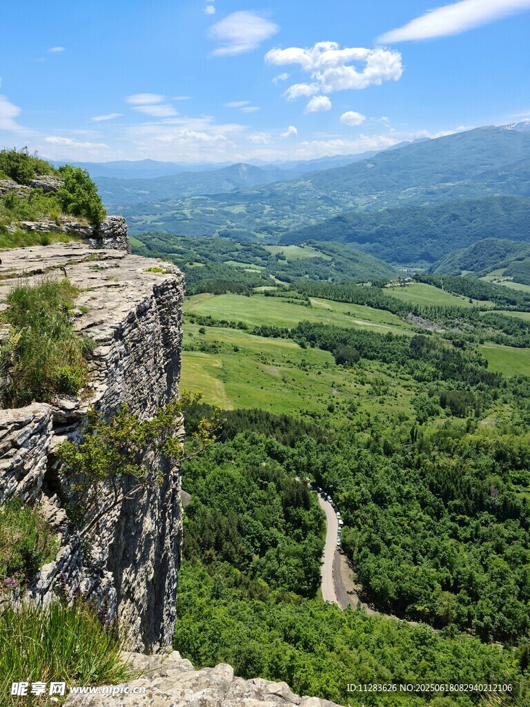 懸崖邊俯瞰廣袤綠野風光
