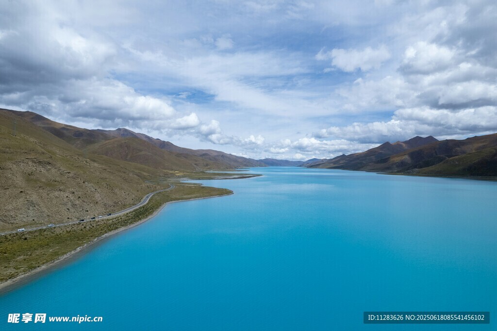 湛藍湖泊與遠山美景