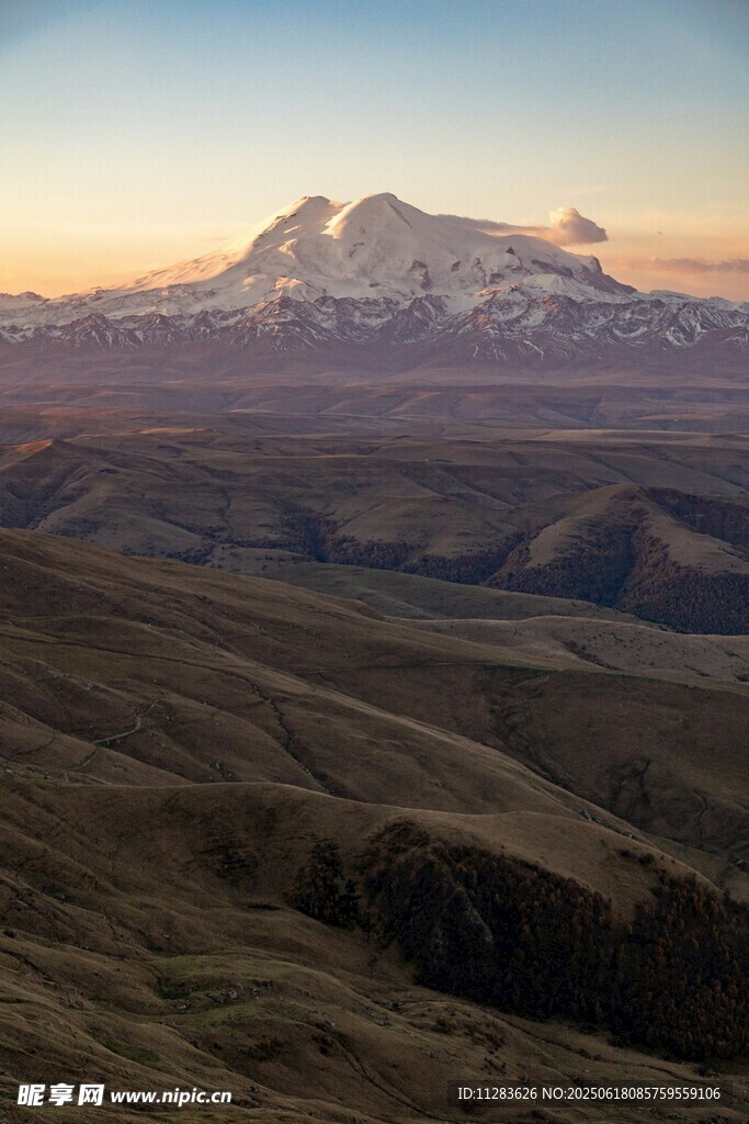日落時分的壯美山巒景色