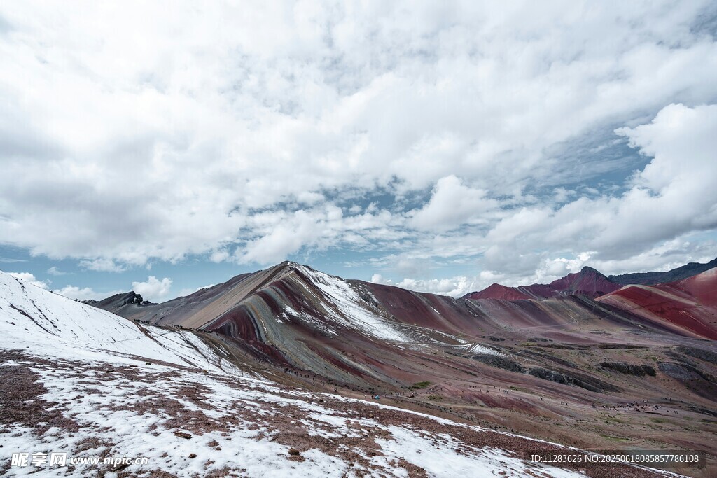 雪山與多彩山巒壯麗景觀