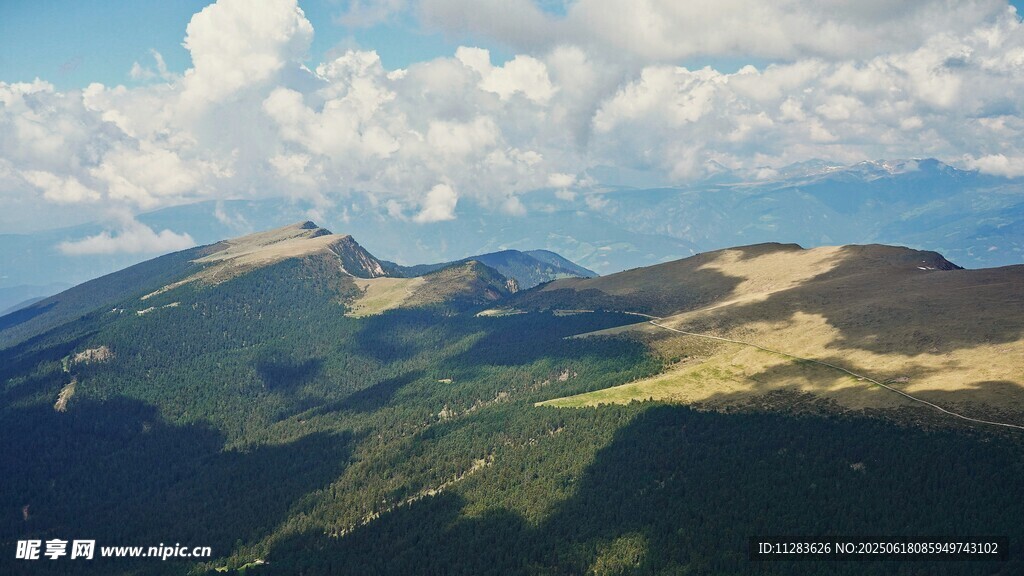 壯麗山巒與藍天白云美景