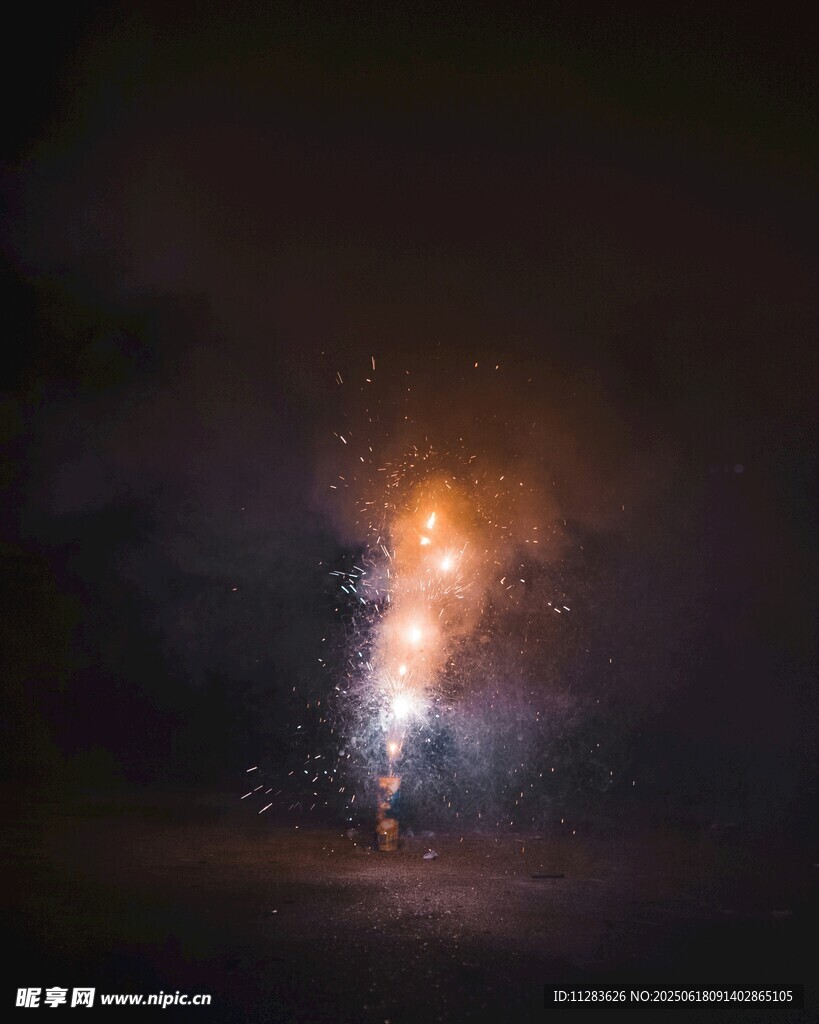 夢幻星空下的絢麗煙火