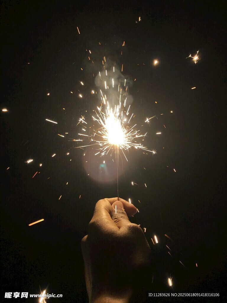 手持煙花綻放瞬間