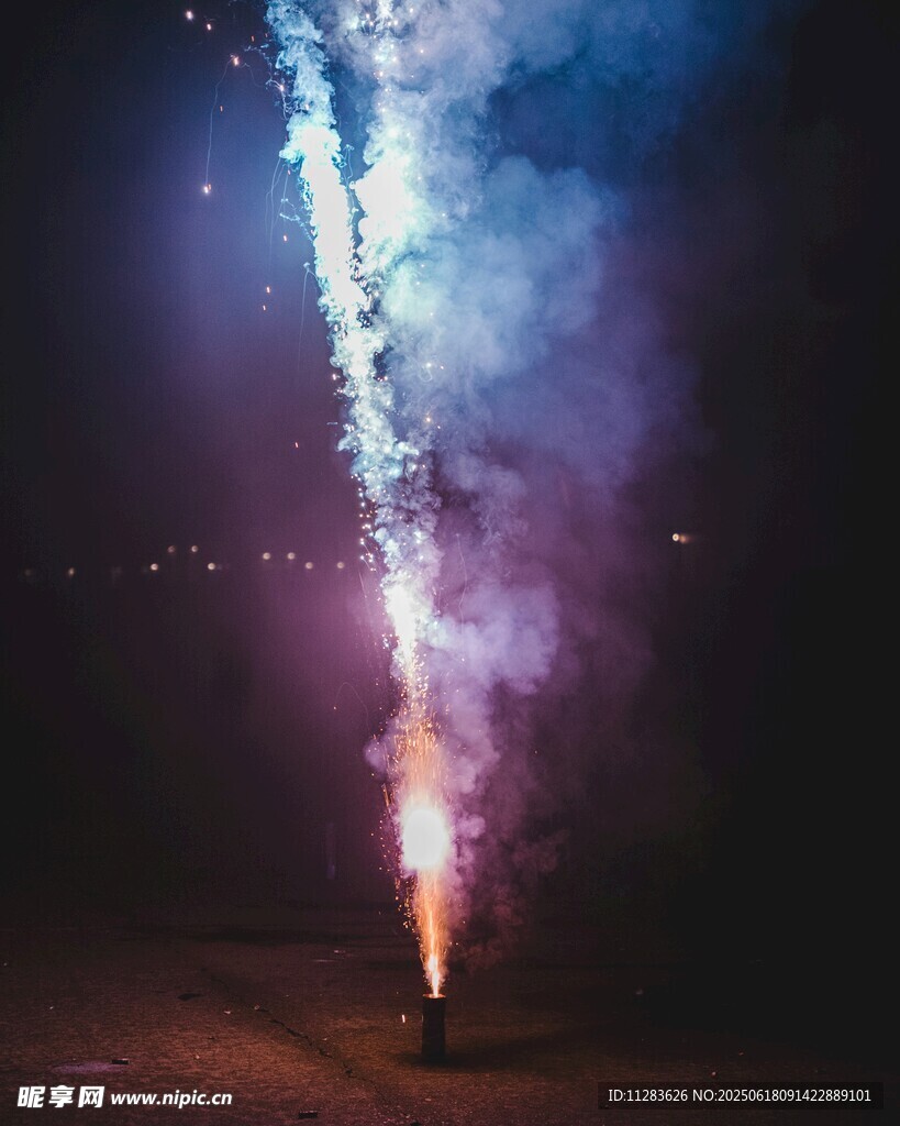 夜空中絢爛的煙火綻放